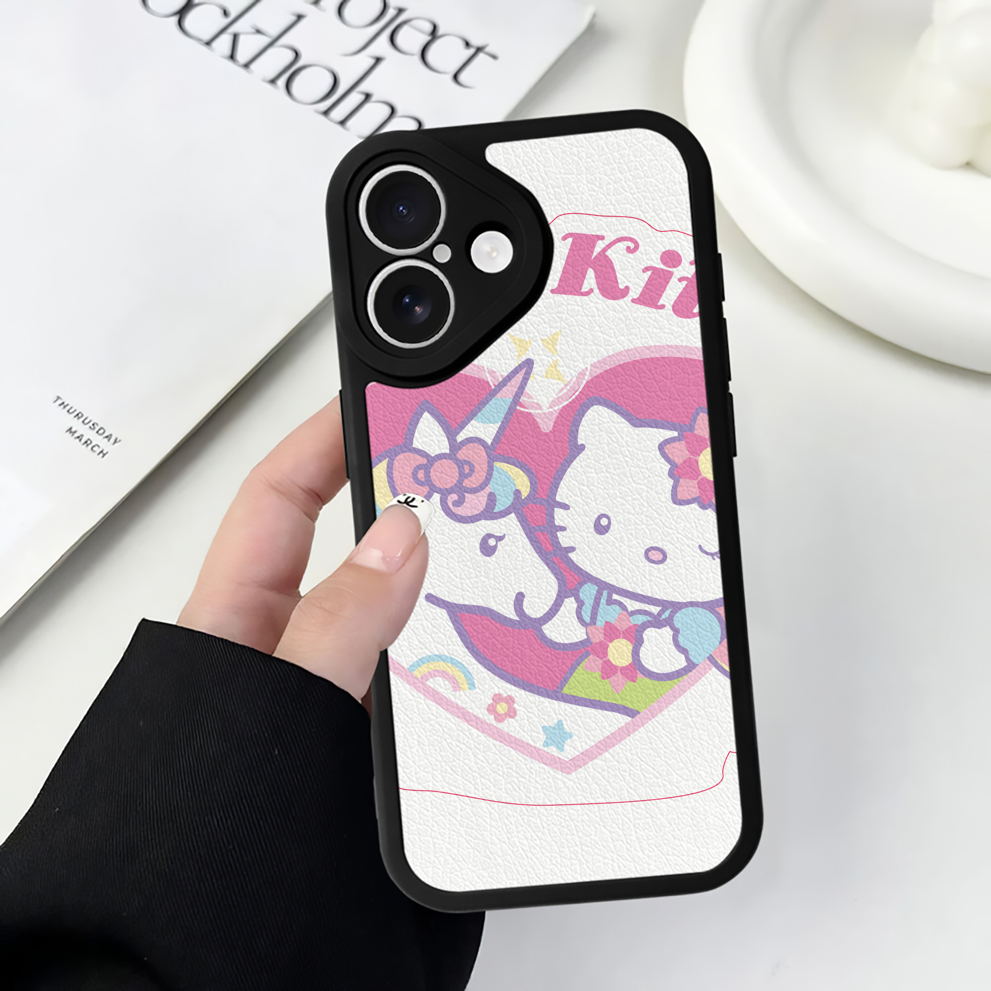 （画像用） Hello Kitty ハローキティ 【iPhone 16シリーズ対応】シリコンスマホケース（レザー調） 材質：シリコン